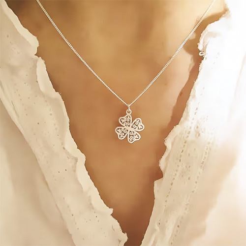 Dört yapraklı yoncadan takılar