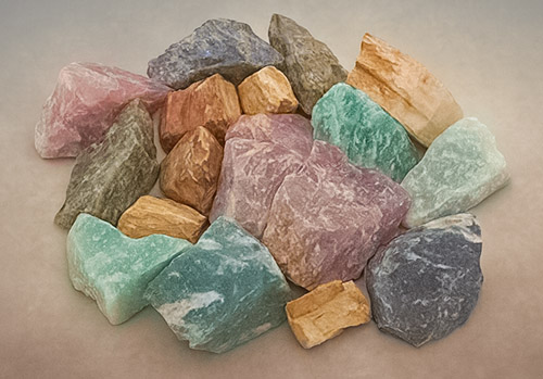 Çeşitli ham değerli taşlar