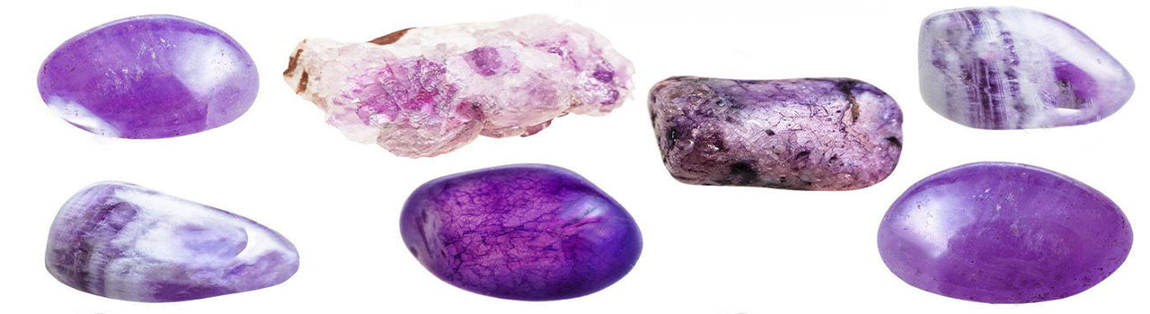 çeşitli formlarda ametist taşları