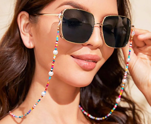 Gözlükten sarkan boncuklar