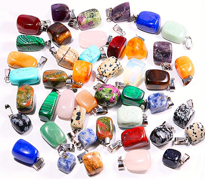 Doğal taş ve minerallerden oluşan kolyeler