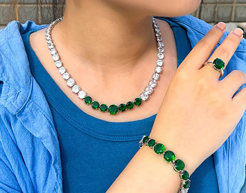 Zümrüt taşı kolye, bileklik, yüzük