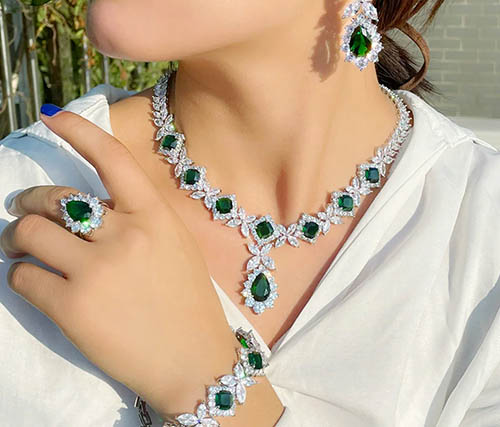 Zümrüt taşı takı takımı