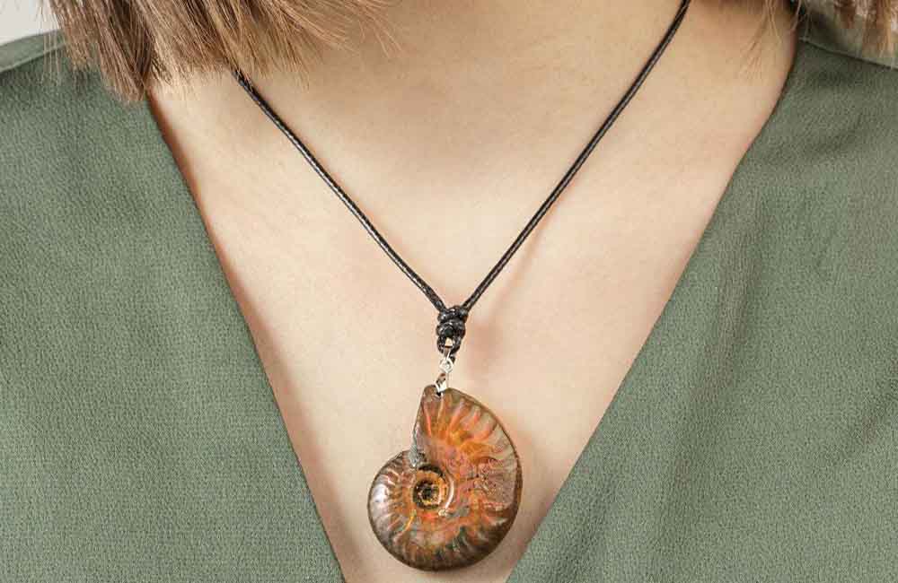 Deri askılı Ammonit kolye