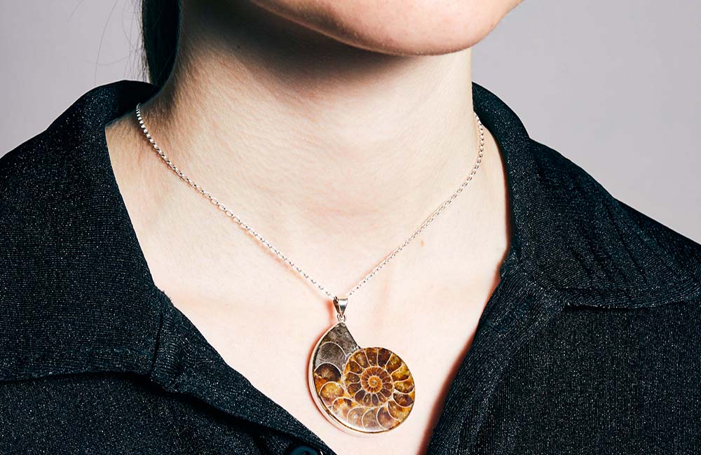 Gümüş kaplamalı Ammaonit kolye