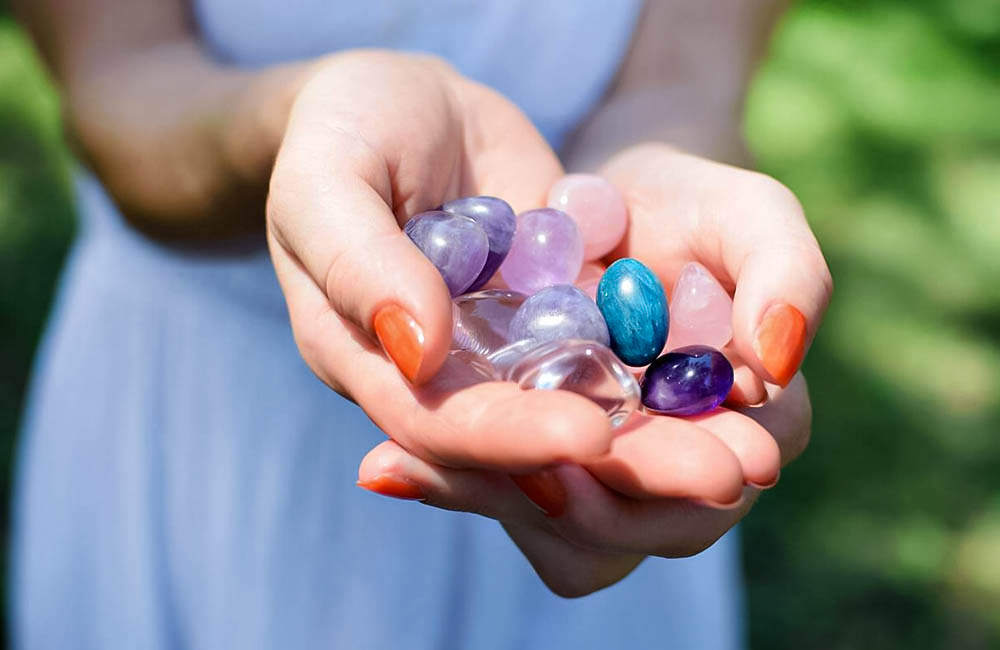 Avuç içindeki değerli taşlar