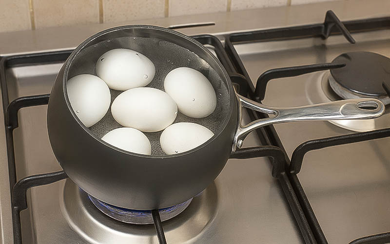 Ocağın üstünde suda pişen yumurtalar