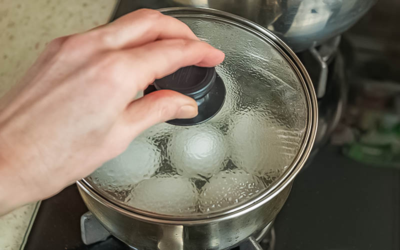 Yumurtalar tencerede haşlanıyor