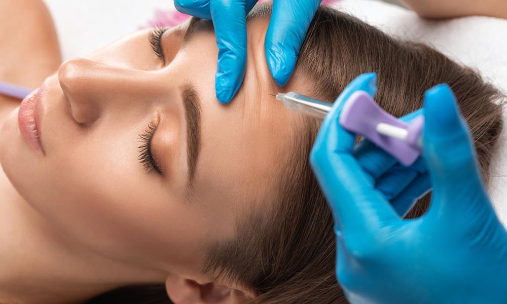 Kadının anlına botoks uygulanıyor