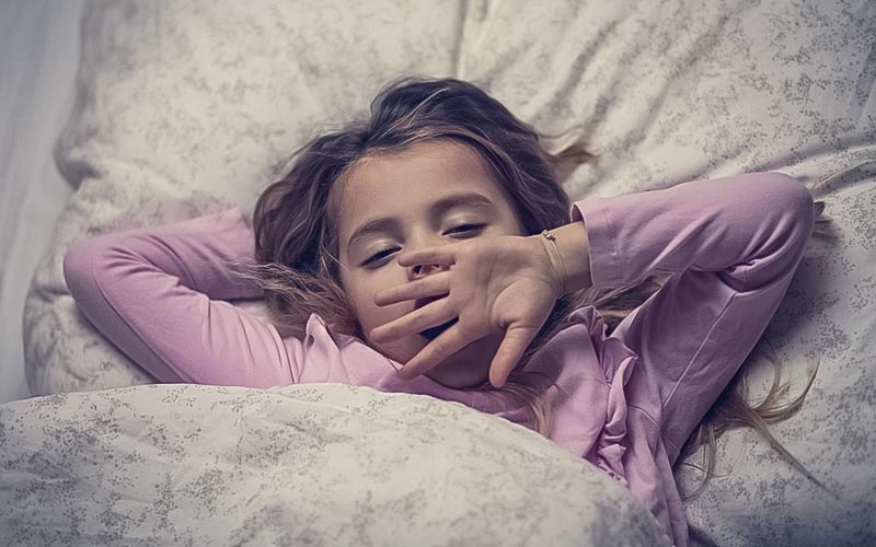 Uyumaya-calisan-kiz-cocugu.