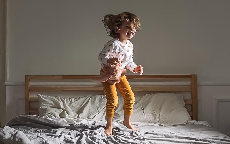 sabah erken kalkan mutlu çocuk