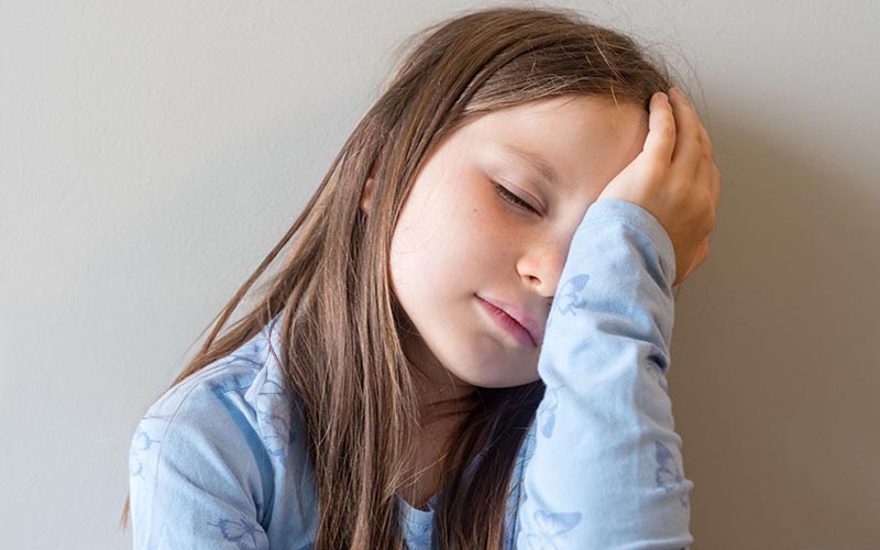 uykusuz ve yorgun kız çocuğu