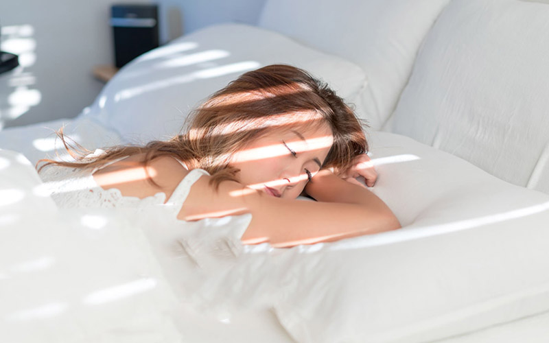 Aydınlık ortamda uyku